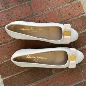 Ferragamo white bow low heel pumps size 8